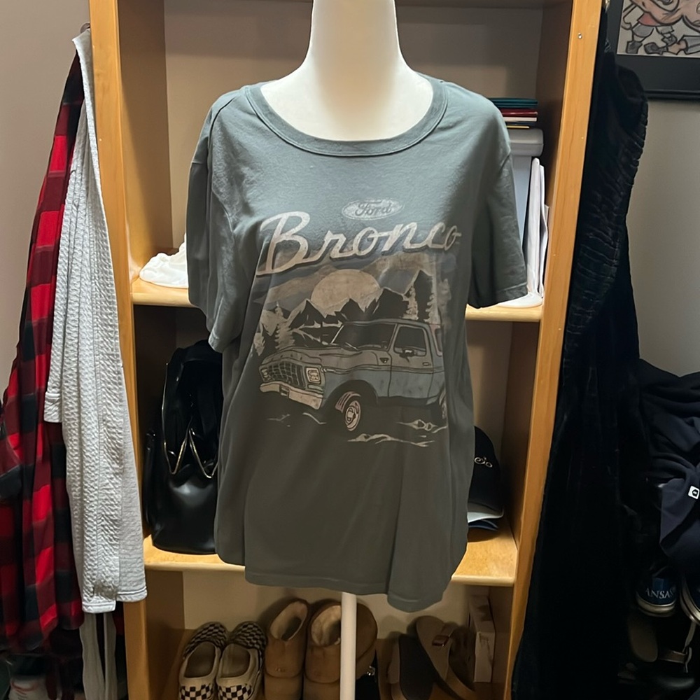 Women’s XL Ford Bronco graphic tshirt